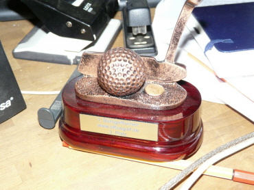 Bürogolf Preis Pokal auf dem Schreibtisch Bürogolf Preis Pokal auf dem Schreibtisch